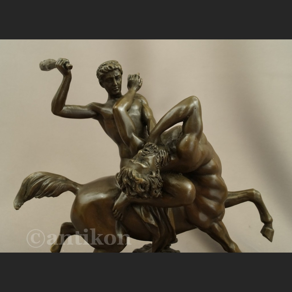 Herkules walczący z centaurem figura z brązu Herkules walczący z centaurem figura z brązu