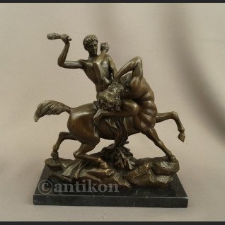 Herkules walczący z centaurem figura z brązu Herkules walczący z centaurem figura z brązu