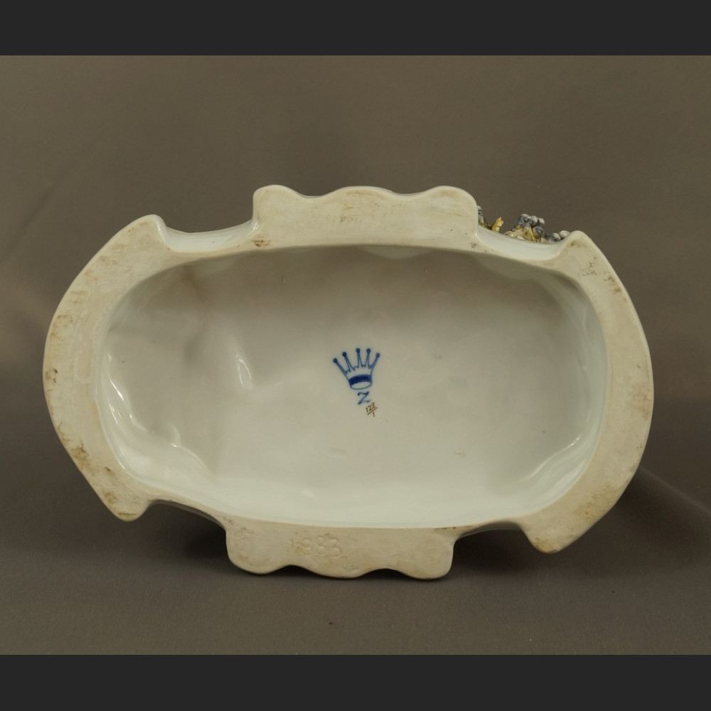 Porcelanowa figurka Winobranie grupa figuralna Porcelanowa figurka Winobranie grupa figuralna