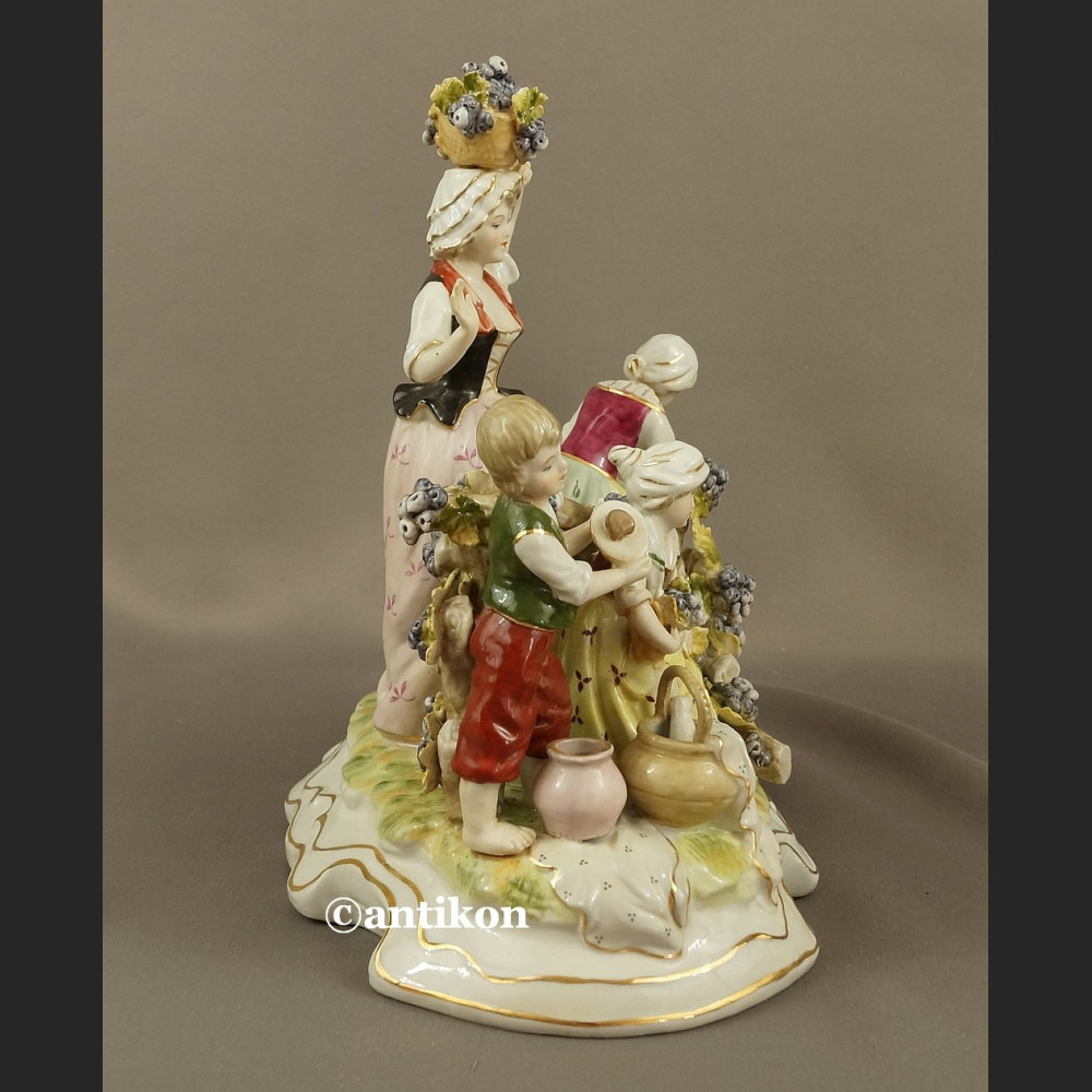 Porcelanowa figurka Winobranie grupa figuralna Porcelanowa figurka Winobranie grupa figuralna