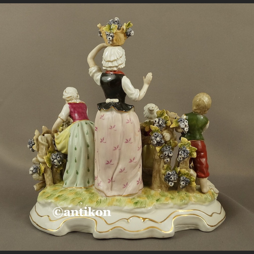 Porcelanowa figurka Winobranie grupa figuralna Porcelanowa figurka Winobranie grupa figuralna