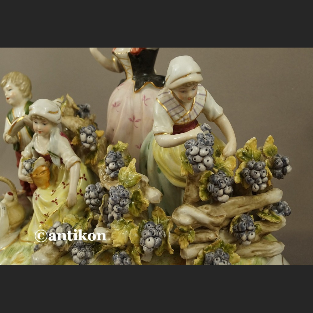 Porcelanowa figurka Winobranie grupa figuralna Porcelanowa figurka Winobranie grupa figuralna