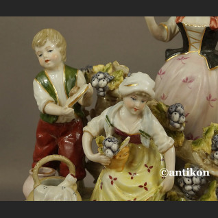Porcelanowa figurka Winobranie grupa figuralna Porcelanowa figurka Winobranie grupa figuralna