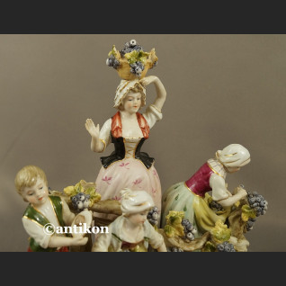 Porcelanowa figurka Winobranie grupa figuralna Porcelanowa figurka Winobranie grupa figuralna