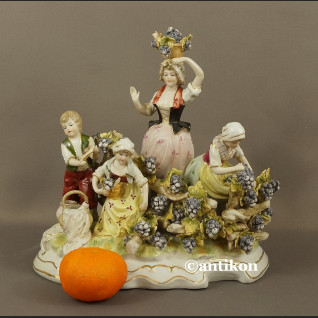 Porcelanowa figurka Winobranie grupa figuralna Porcelanowa figurka Winobranie grupa figuralna