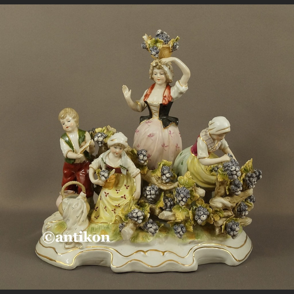 Porcelanowa figurka Winobranie grupa figuralna Porcelanowa figurka Winobranie grupa figuralna