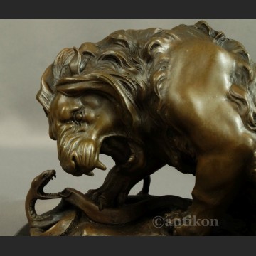 Lew figura z brązu walczący z wężem duża rzeźba