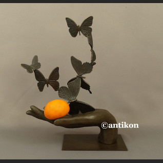 Rzeźba z brązu dłoń z motylami Rzeźba z brązu dłoń z motylami