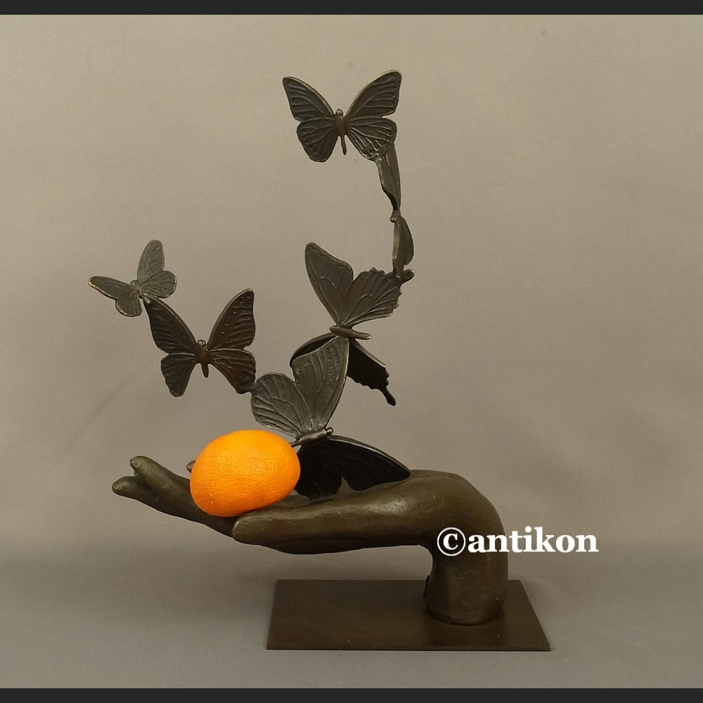 Rzeźba z brązu dłoń z motylami Rzeźba z brązu dłoń z motylami