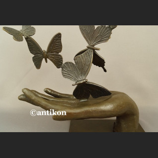 Rzeźba z brązu dłoń z motylami Rzeźba z brązu dłoń z motylami
