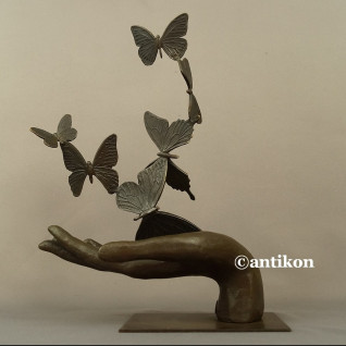 Rzeźba z brązu dłoń z motylami Rzeźba z brązu dłoń z motylami