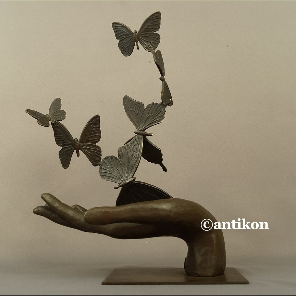 Rzeźba z brązu dłoń z motylami Rzeźba z brązu dłoń z motylami