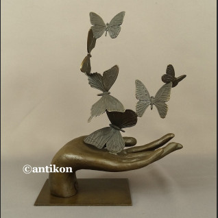 Rzeźba z brązu dłoń z motylami Rzeźba z brązu dłoń z motylami
