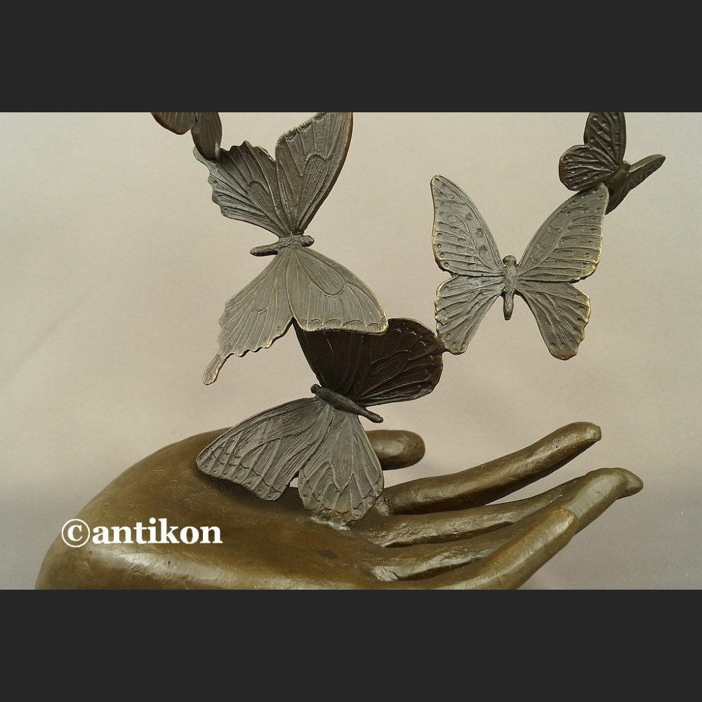 Rzeźba z brązu dłoń z motylami Rzeźba z brązu dłoń z motylami