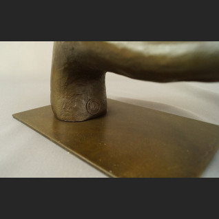 Rzeźba z brązu dłoń z motylami Rzeźba z brązu dłoń z motylami