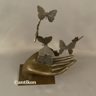 Rzeźba z brązu dłoń z motylami Rzeźba z brązu dłoń z motylami