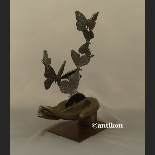 Rzeźba z brązu dłoń z motylami Rzeźba z brązu dłoń z motylami