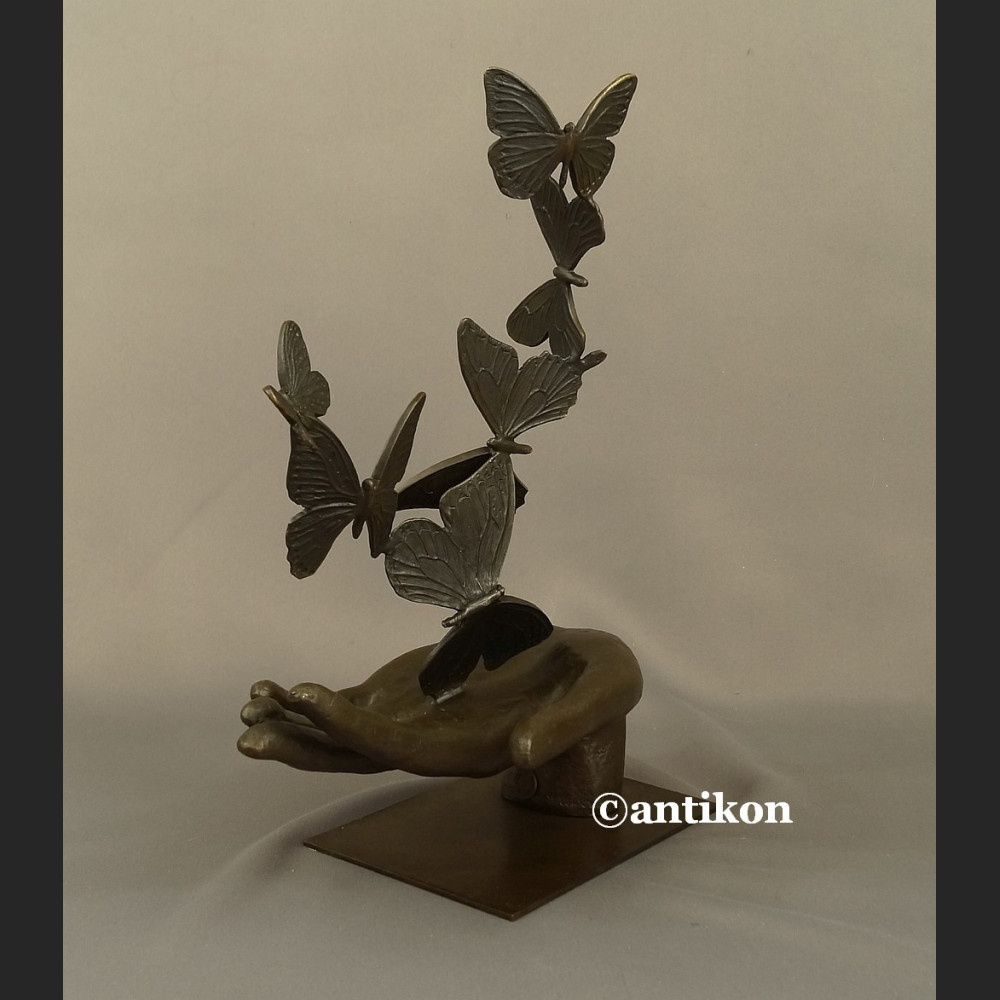 Rzeźba z brązu dłoń z motylami Rzeźba z brązu dłoń z motylami