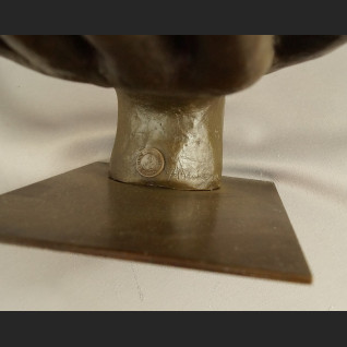 Rzeźba z brązu dłoń z motylami Rzeźba z brązu dłoń z motylami