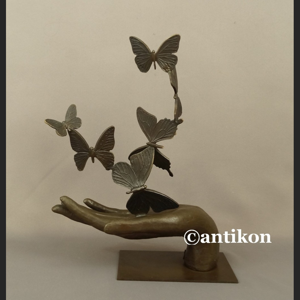 Rzeźba z brązu dłoń z motylami 