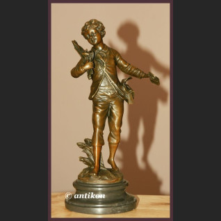 Uroczy chłopiec mały marzyciel sygnowana rzeźba z brązu