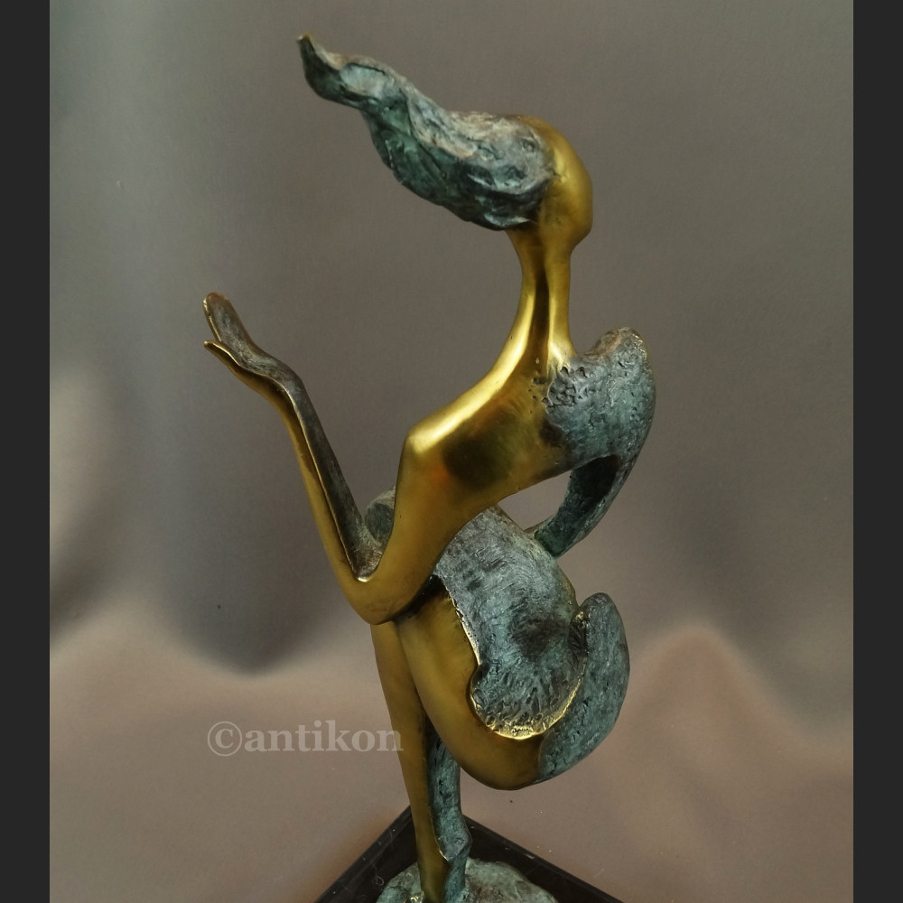 Rzeźba modernistyczna z brązu kobieta siedząca Rzeźba modernistyczna z brązu kobieta siedząca