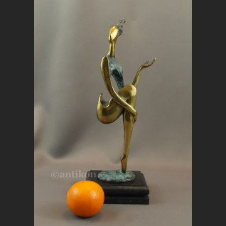 Rzeźba modernistyczna z brązu kobieta siedząca Rzeźba modernistyczna z brązu kobieta siedząca