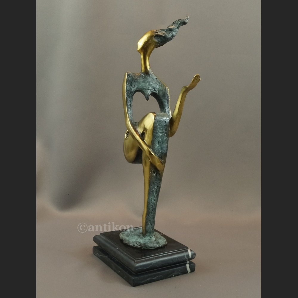 Rzeźba modernistyczna z brązu kobieta siedząca Rzeźba modernistyczna z brązu kobieta siedząca