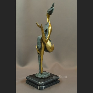 Rzeźba modernistyczna z brązu kobieta siedząca Rzeźba modernistyczna z brązu kobieta siedząca