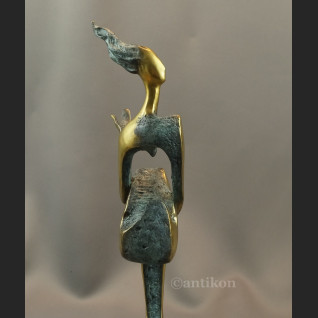 Rzeźba modernistyczna z brązu kobieta siedząca Rzeźba modernistyczna z brązu kobieta siedząca