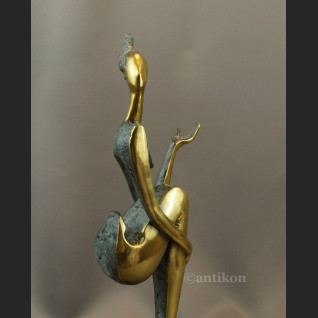 Rzeźba modernistyczna z brązu kobieta siedząca Rzeźba modernistyczna z brązu kobieta siedząca