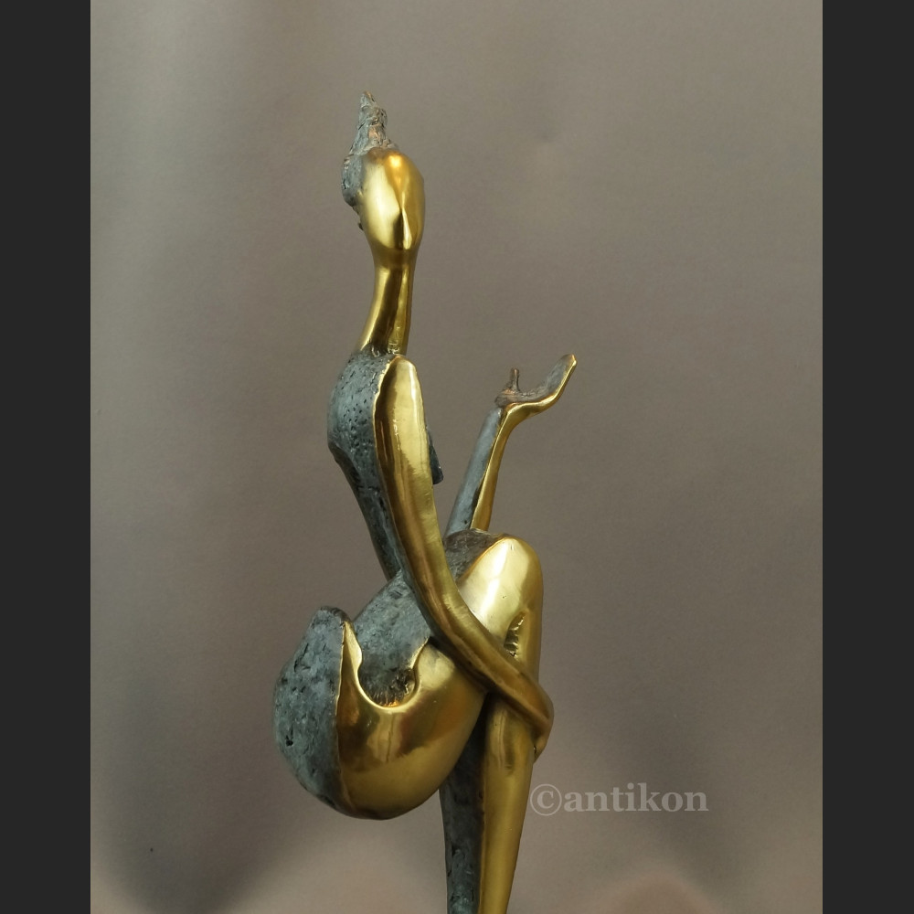 Rzeźba modernistyczna z brązu kobieta siedząca Rzeźba modernistyczna z brązu kobieta siedząca