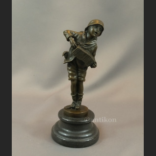 Grajek chłopiec grający na harmonii Art Deco prawdziwy brąz sygnowana rzeźba