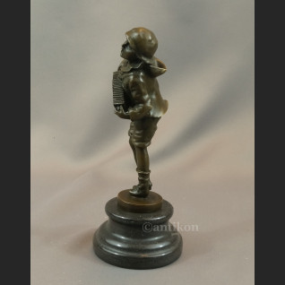 Figurka z brązu chłopiec grający na harmonii 