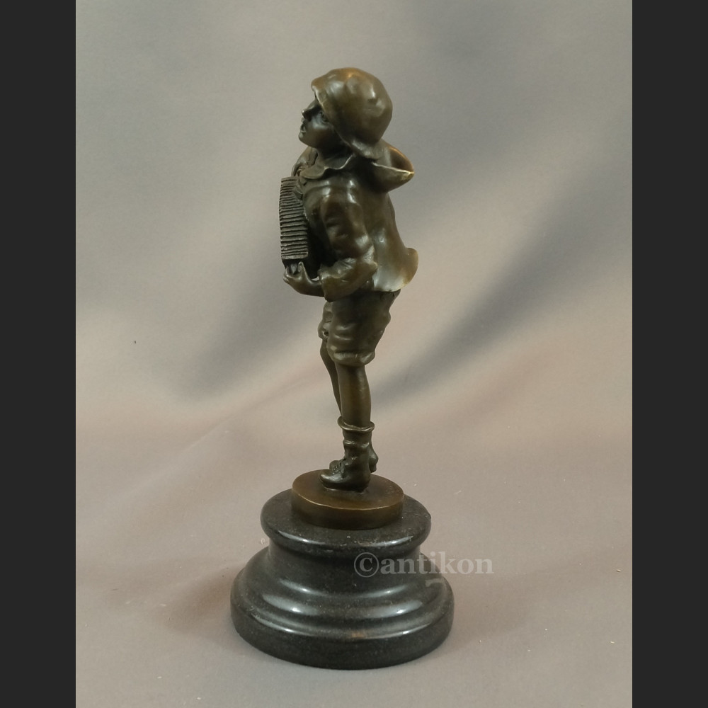 Grajek chłopiec grający na harmonii Art Deco prawdziwy brąz sygnowana rzeźba
