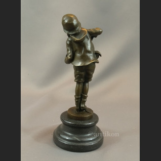 Figurka z brązu chłopiec grający na harmonii 