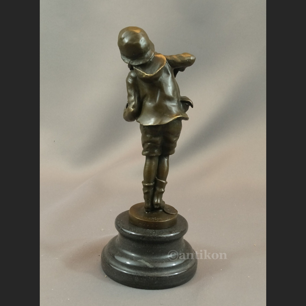 Grajek chłopiec grający na harmonii Art Deco prawdziwy brąz sygnowana rzeźba
