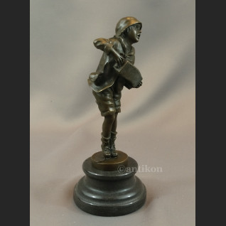 Grajek chłopiec grający na harmonii Art Deco prawdziwy brąz sygnowana rzeźba