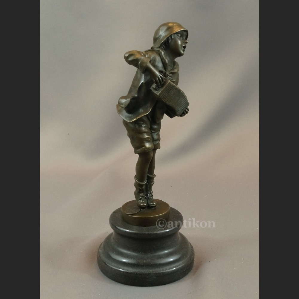 Figurka z brązu chłopiec grający na harmonii 