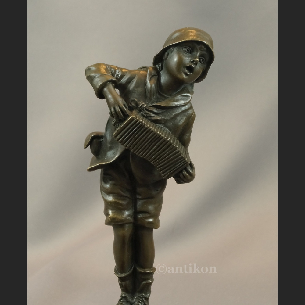 Figurka z brązu chłopiec grający na harmonii 