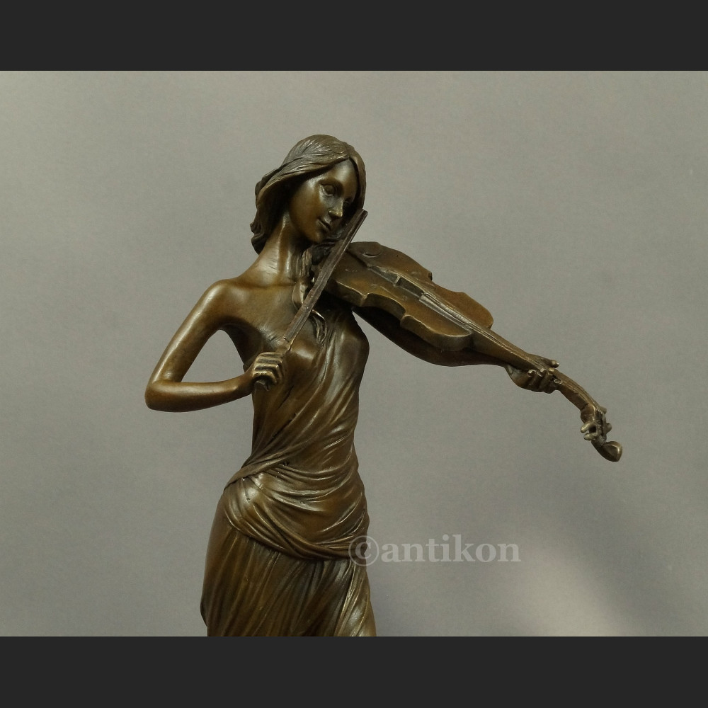 Rzeźba Skrzypaczka figurka z brązu piękna