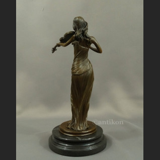 Rzeźba Skrzypaczka figurka z brązu piękna 