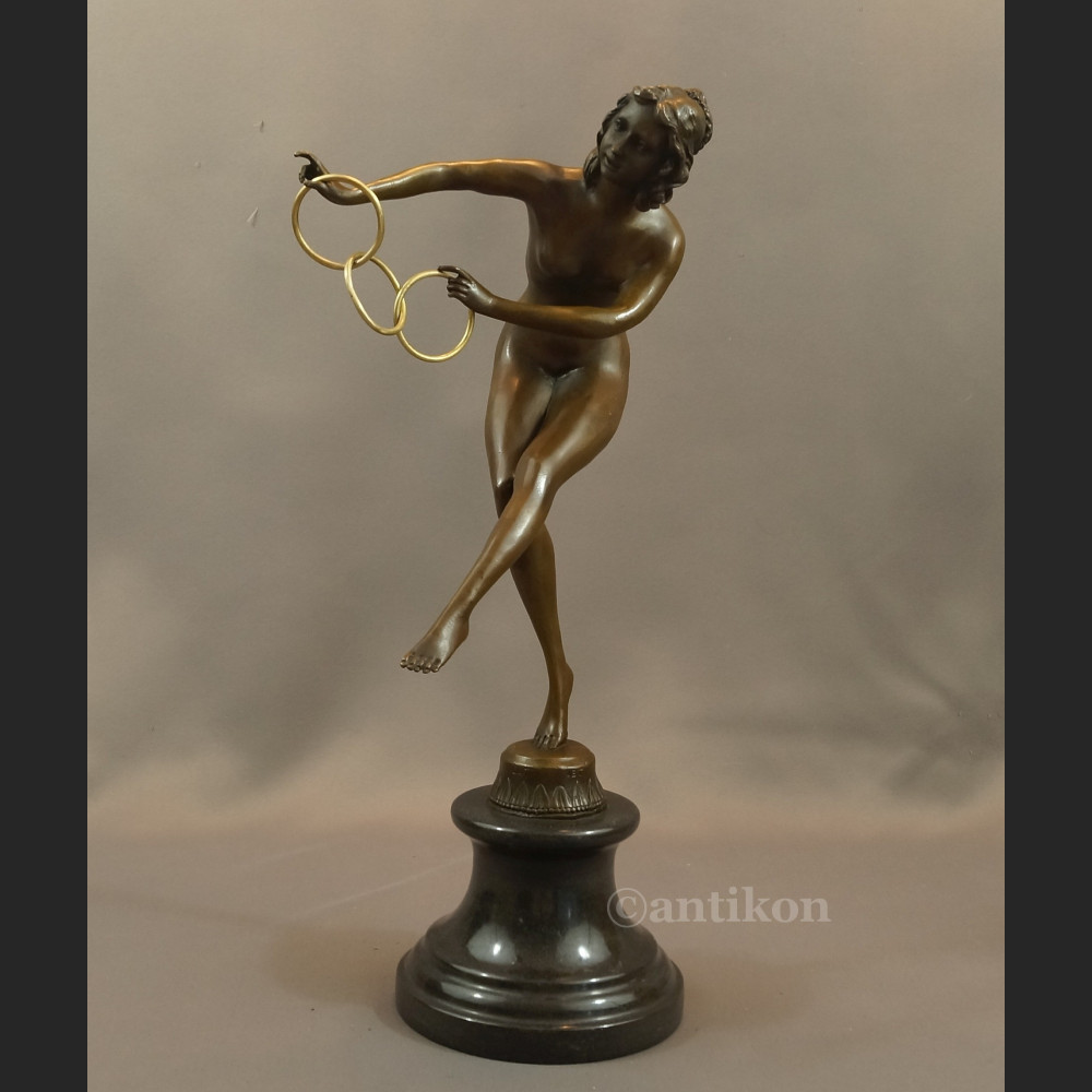 Rzeźba z brązu duża Tanceka z obręczami