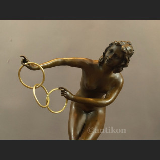 Rzeźba z brązu duża Tanceka z obręczami