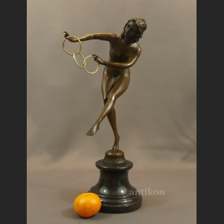 Rzeźba z brązu duża Tanceka z obręczami