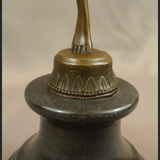 Rzeźba z brązu duża Tanceka z obręczami