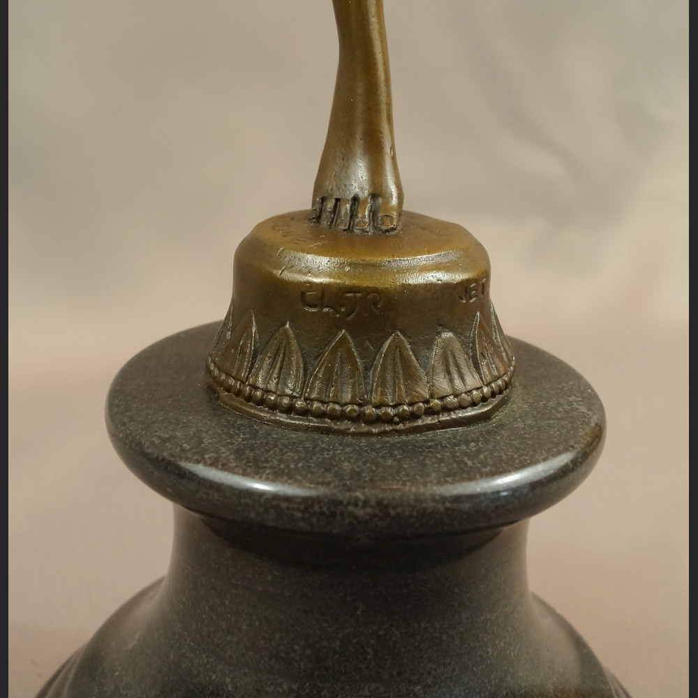 Rzeźba z brązu duża Tanceka z obręczami