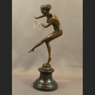 Rzeźba z brązu duża Tanceka z obręczami