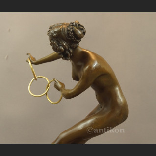 Rzeźba z brązu duża Tanceka z obręczami