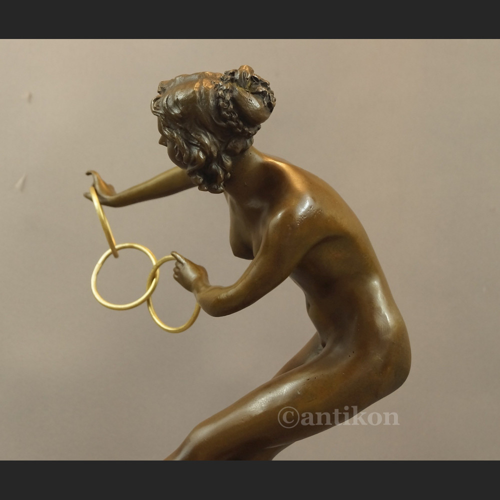 Rzeźba z brązu duża Tanceka z obręczami